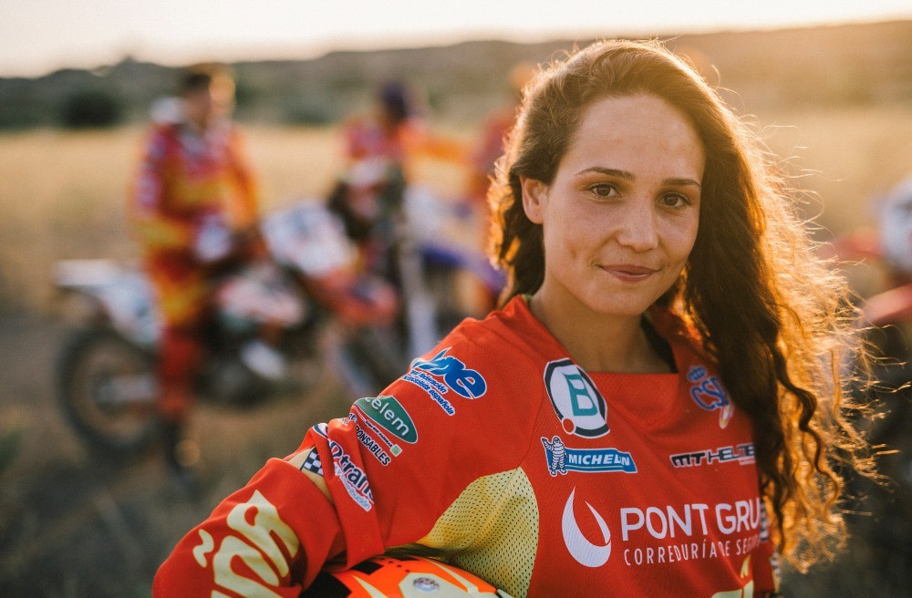 Mujeres en moto cover image