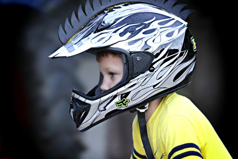 ¿A qué edad puede montar un niño en moto como pasajero?