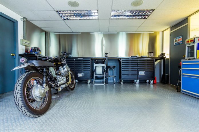 Moto en taller para pasar la ITV de tu moto