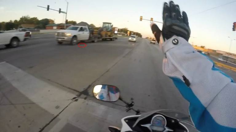 VÍDEO | Una motorista salta de su moto para salvar a un gatito de ser atropellado