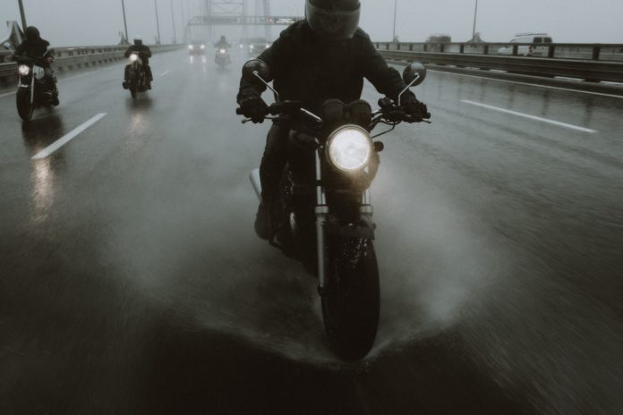 Consejos prácticos para Conducir una moto con lluvia