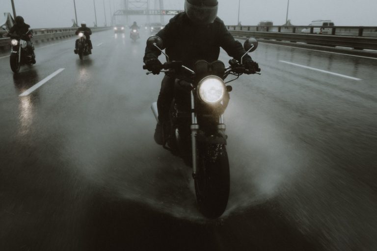 Consejos prácticos para conducir una moto con lluvia