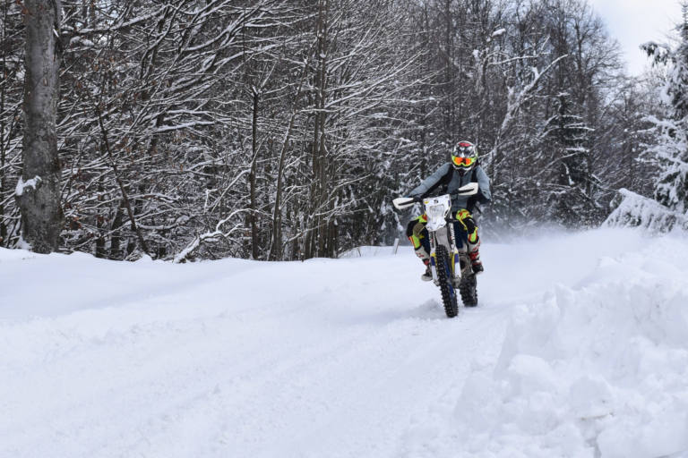 Conducir una moto con hielo y nieve, ¡mucho cuidado compañeros!