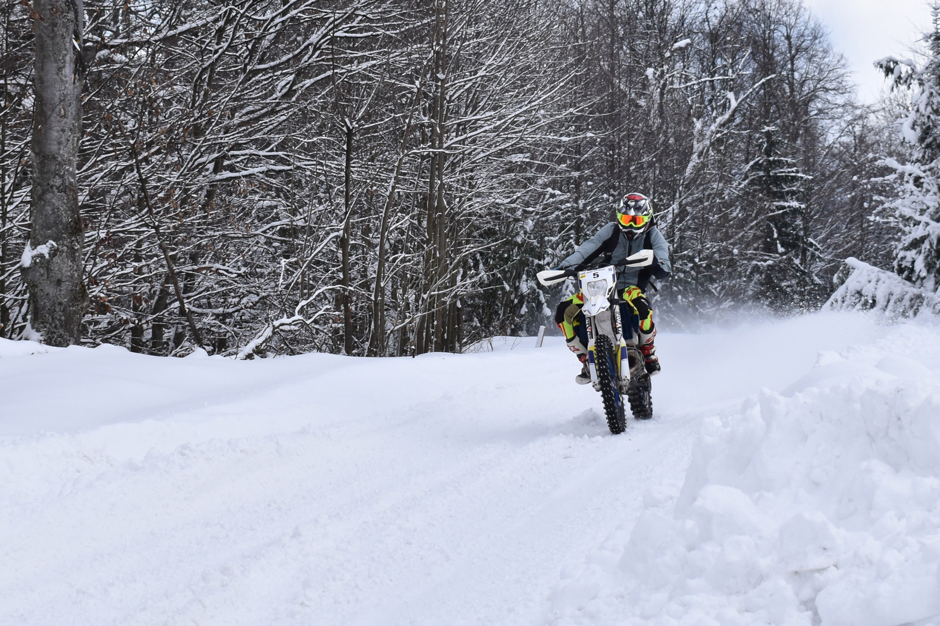 Consejos para conducir una moto con nieve y hielo