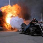 Fuego del escape de una moto