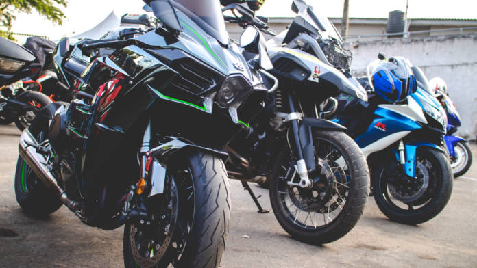 Circular con tu moto en grupo