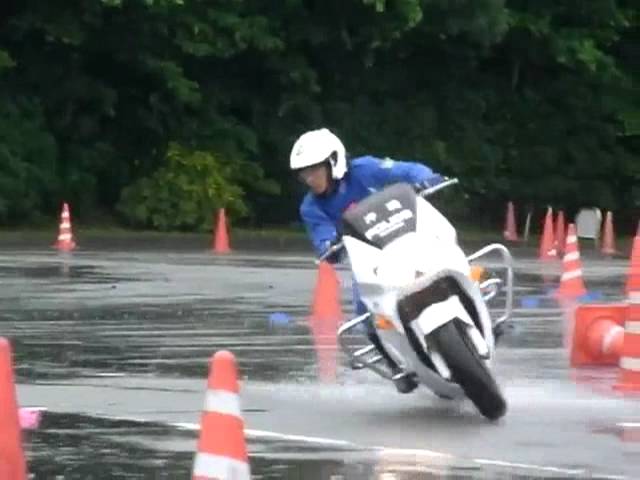 VÍDEO | Increíble manejo de la policía japonesa en moto con el suelo mojado