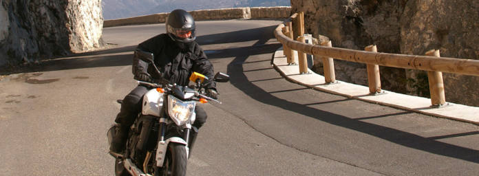 Conducir moto con viento racheado