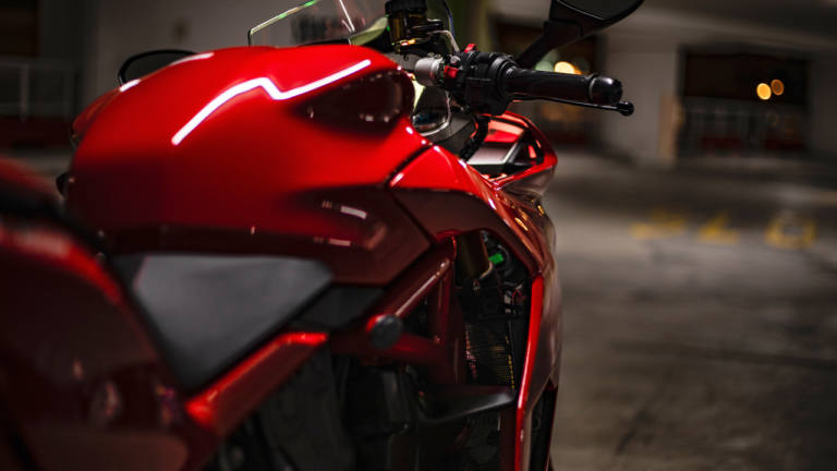 Conducir una moto de noche: peligros, consejos y trucos