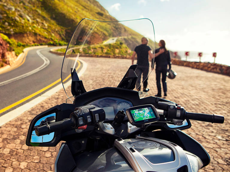 GPS para moto vs. móvil con app de navegación