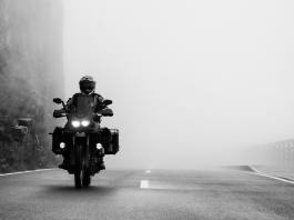 Conducir moto con niebla