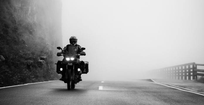 Conducir moto con niebla