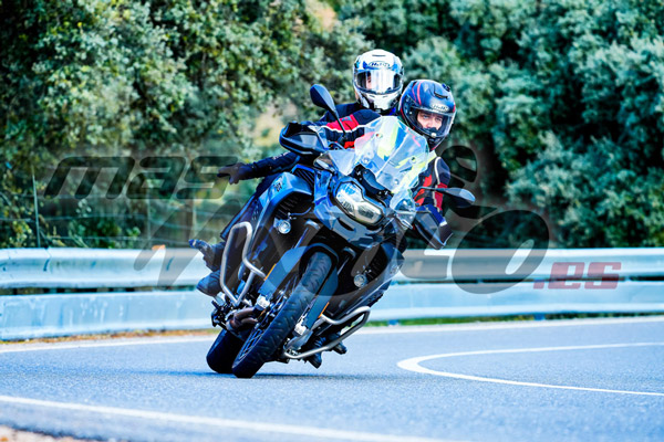 Alberto Sánchez en moto en una foto de Odín Foto