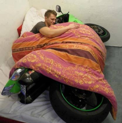 Meme de motos con motero en la cama con su moto