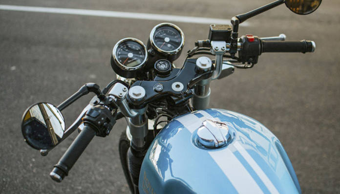 Contrapesos del manillar de una moto