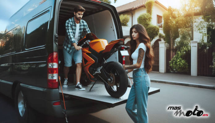 Tranportar una moto en furgoneta, ¿es legal?
